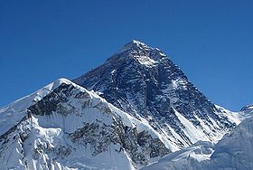 Джомолунгма (Эверест, Сагарматха) — высочайшая вершина мира. Вид с северо-запада